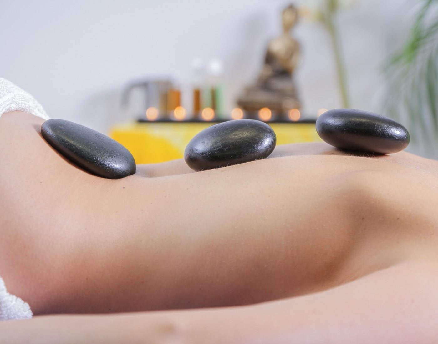 Pierres de massage dans une ambiance apaisée