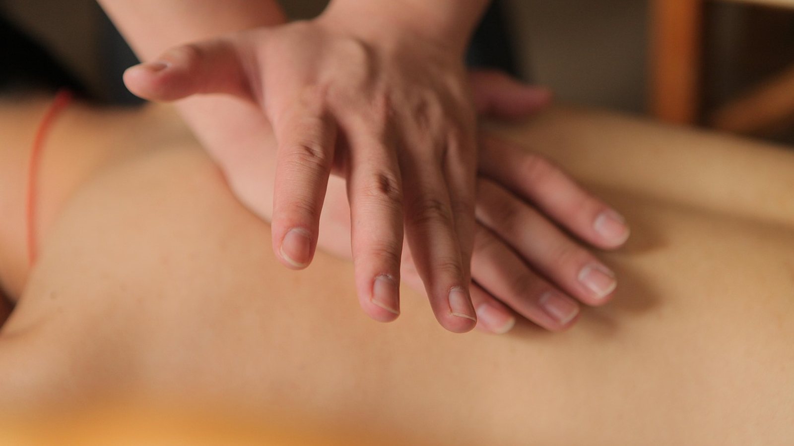 Mains pratiquant un massage inspiré de la tradition chinoise